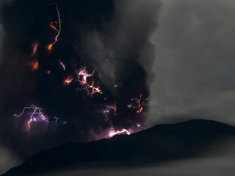 Vulcanul Ibu a erupt. Șapte sate au fost evacuate. Coloana de cenușă a avut 4 kilometri - Foto: Profimediaimages.ro