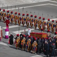 Garda Elvețiană îl va duce pe Papa Francisc pe ultimul drum - Foto: Profimedia Images (cu rol ilustrativ)