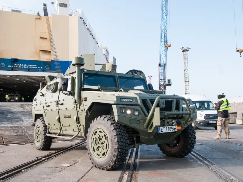 Romania își ia 24 de blindate  VAMTAC  cu 416000€ bucata. Distrug tancul dintr-o lovitură - FOTO: Multinational Corps Northeast