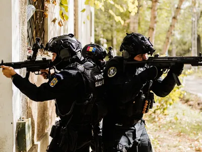 Șase persoane reținute în urma unei razii de amploare a polițiștilor din Hunedoara/FOTO: https://www.facebook.com/www.politiaromana.ro