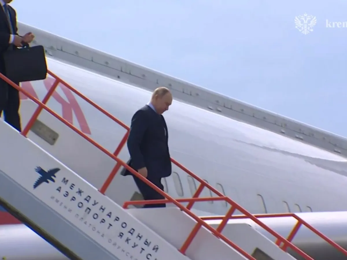 Vladimir Putin, în drum spre Coreea de Nord, însoțit de un ofițer care poartă servieta nucleară - Foto: Profimedia Images