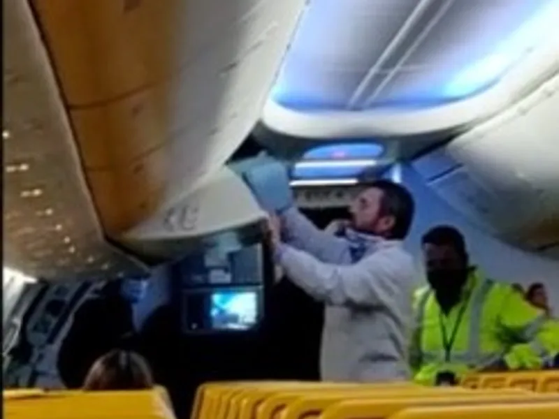 Pasagerul a preferat să fie dat jos din avion decây să poarte mască. FOTO: Captură video