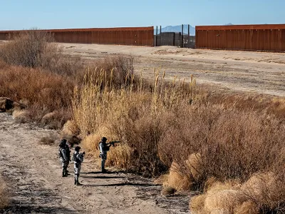 BARIERĂ DE INTRARE Trupe ale Gărzii Naționale Mexicane percheziționează malul râului Rio Grande, în apropierea gardului de la frontiera cu SUA, pe 6 februarie. Președintele Trump a promis să sigileze frontiera