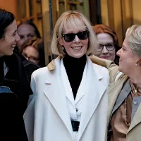 VICTORIE Carroll cu Kaplan (dreapta) în New York, în 2024, după ce a primit
83,3 milioane de dolari pentru defăimare
