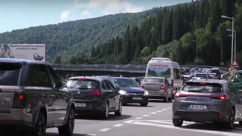 Întoarcere din concediu. Trafic intens pe Valea Parhovei, în staţiunile Comarnic, Buşteni şi Predeal - Foto: captură YouTube