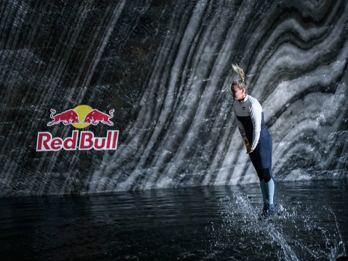 Iffland plonjează în apă cu o viteză de circa 85 km/h / Foto: Mihai Ștețcu / Red Bull