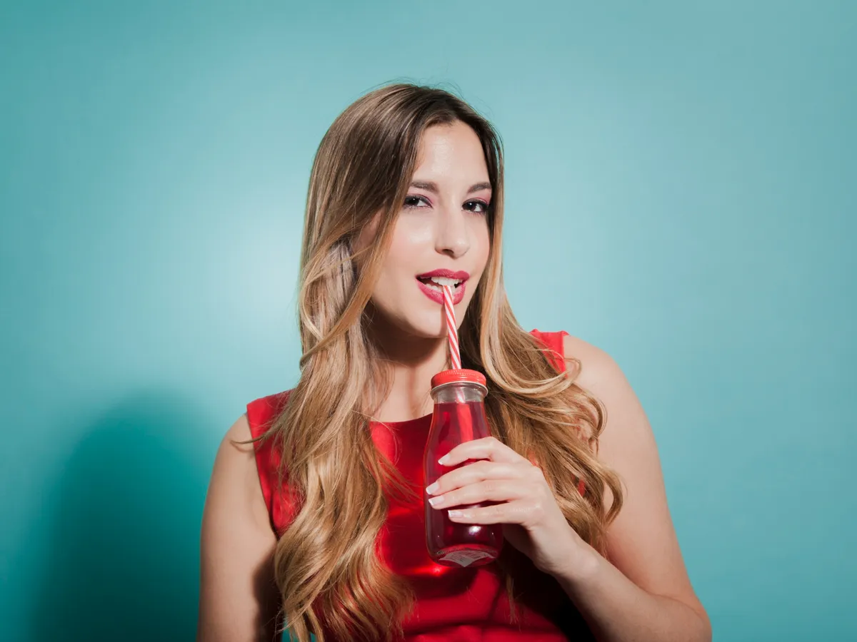 Femeie bea suc - Foto: Freepik