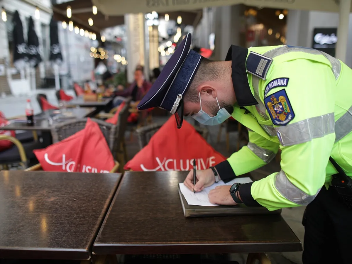 Polițistul scrie o amendă Foto: INQUAM PHOTOS/ Octav Ganea