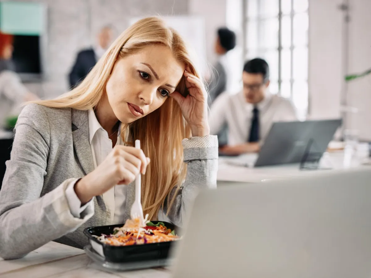 Legătura dintre masa de prânz și profesie. 4 greșeli care își distrug cariera iremediabil