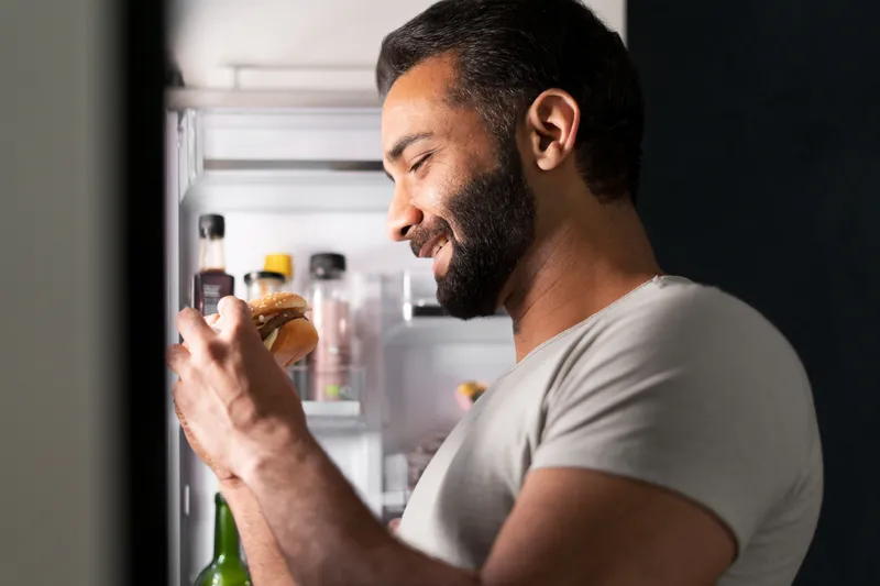 Bărbat care mămâncă din frigider - Foto: Freepik (Imagine cu rol ilustrativ)