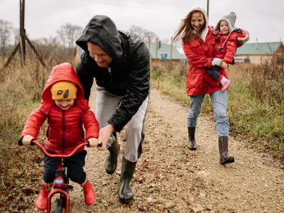 Copiii nu mai sunt numiți după tată. Trebuie să primească numele de familie ale ambilor părinţi.  / Pexels / Yan Krukov