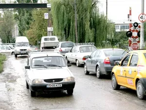 Cum să scapi doar cu amendă, fără trei luni permis suspendat, după trecut pe roşu peste linia ferată/FOTO: ziaruldeiasi.ro