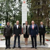 Dorin Alexandru Pliscan, primul din dreapta, alături de reprezentanții ambasadei Federației Ruse la o depunere de coroane de flori pe 9 mai 2024. Sursă foto: Facebook