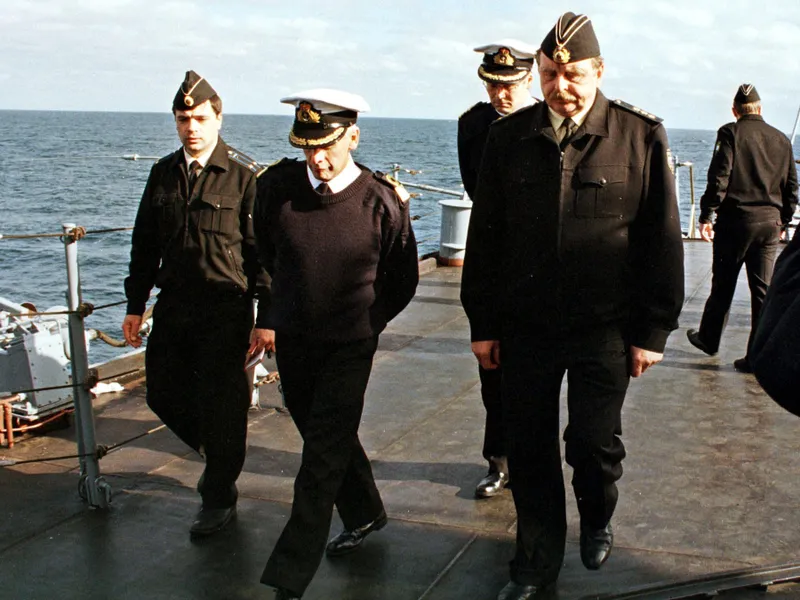 Comandantul britanic al Seaway Eagle, Paul Russel (centru) cere la comandantul Flotei Nordice a Rusiei, amiralul Popov, permisiunea de a acorda ajutor echipajului Kursk - Foto: Profimedia Images