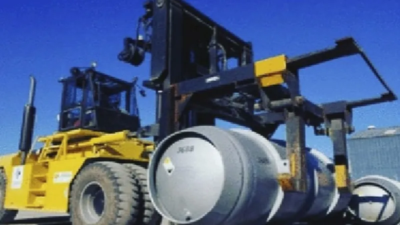 Un motostivuitor transportă un cilindru cu hexafluorură de uraniu, în scopul injectării gazului în centrifugele din instalația nucleară de la Fordo, din Iran - Foto: Profimedia Images (Imagine cu caracter ilustrativ)