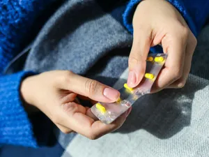 Femeie luându-şi antibioticele - Foto: Pexels/Polina Tankilevitch