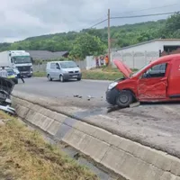 O mașină a Poștei Române a fost implicată într-un accident rutier. Autovehiculele au fost avariate Foto: facebook/ISU Vaslui