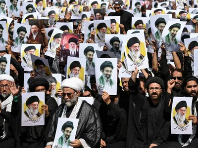 Musulmani şiiţi demonstrează la Teheran, afişând postere cu Ali Khamenei şi fiul său, Mojtaba - Foto: Profimedia Images