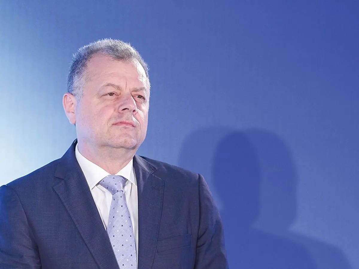 Constantin Chicheanu  este un apropiat al fostului  ministru Miron Mitrea,  dar și al deputatului ALDE  Mircea Banias