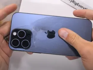 O femeie a murit în timp ce avea lipită de ea 20 de telefoane. Care a fost cauza decesului? - Foto: Arhova