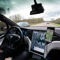 Tesla poate parcurge distanțe și complet autonom cu funcția Autopilot. / Foto: Profimedia