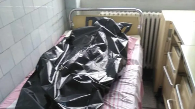 Un cadavru într-un sac de plastic este lăsat pe patul spitalului/FOTO: Facebook