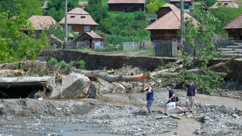 Vine viitura. Cod galben şi portocaliu în nord-vestul ţării - Foto: CUVINTE CHEIE autoritati evaluare pagube inundatii alba ocolis viitura munte muntii apuseni DREPTURI DE AUTOR INQUAM PHOTOS / Raul Stef