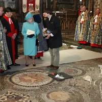 Regina inspectând misteriosul „Sfârșit al timpului”/foto: Profimedia Images