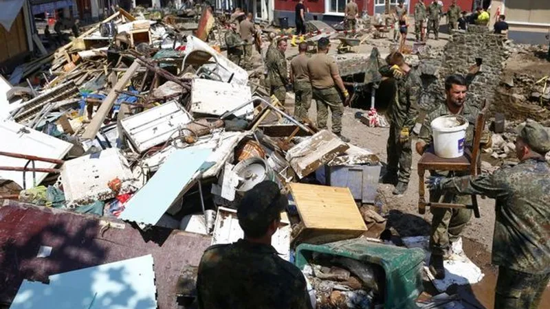 Germania se luptă să cureţe munţii de gunoaie creați de inundațiile devastatoare. / Foto: usnews.com