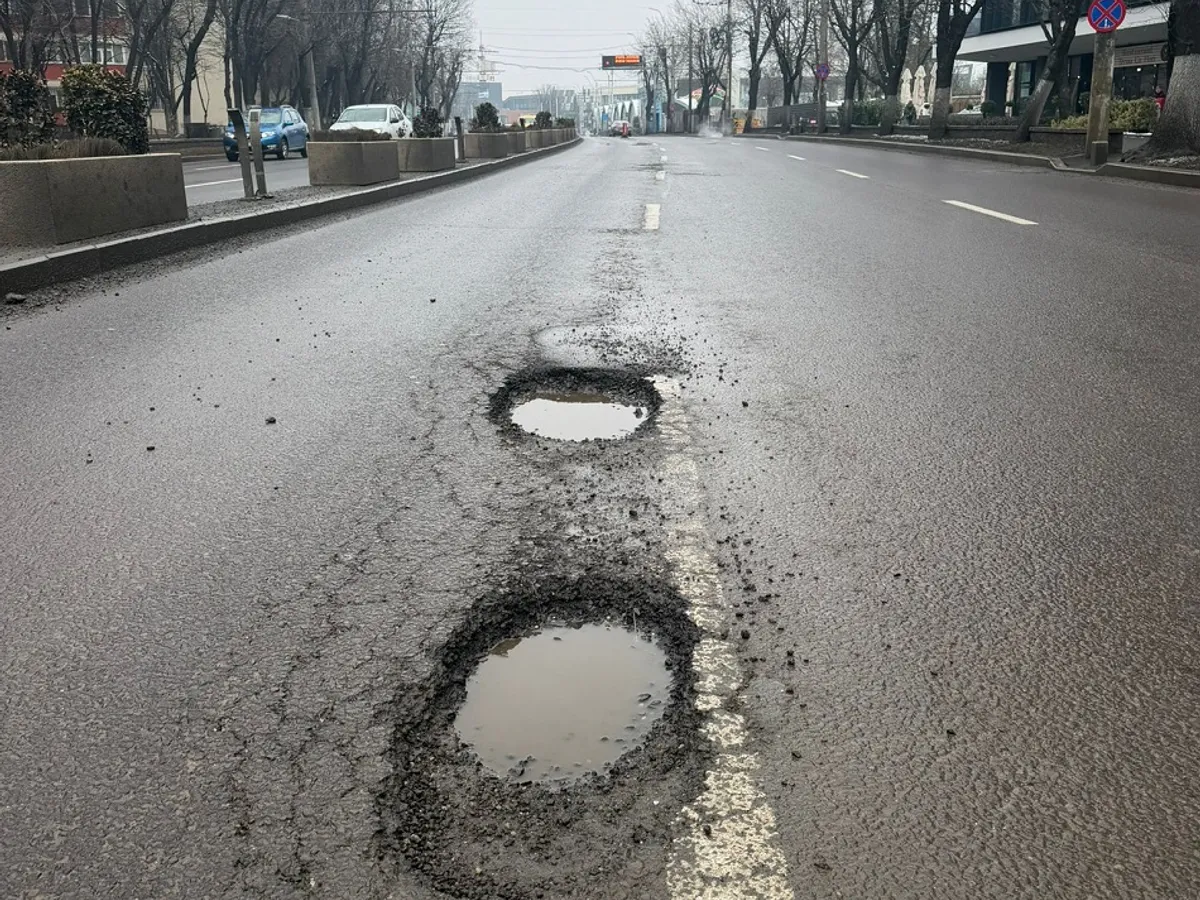 Gropi în asfalt în București- Foto: Poliția Rutieră
