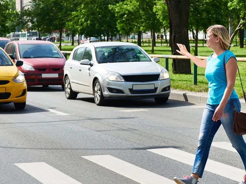 Scandaluri în intersecții? Șoferii au lumină verde de liber dreapta, pietonii au verde pe trecere - Foto: doublebaytoday.com - Rol ilustrativ