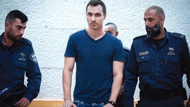 Infractori Evgheni
Bogacev era, în 2015, cel mai
căutat
ciber-criminal din lume. Pe numele lui Maksim V.
Iakubeț a fost pusă o recompensă de 5 milioane de dolari. Rusia a vrut să oprească
extrădarea lui
Aleksei Burkov