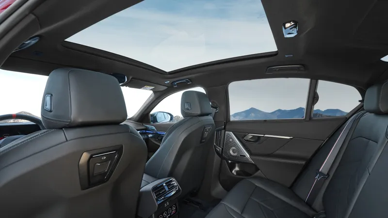 Noul Seria 5 este primul model BMW care prezintă un interior complet vegan ca dotare standard - Foto: BMW