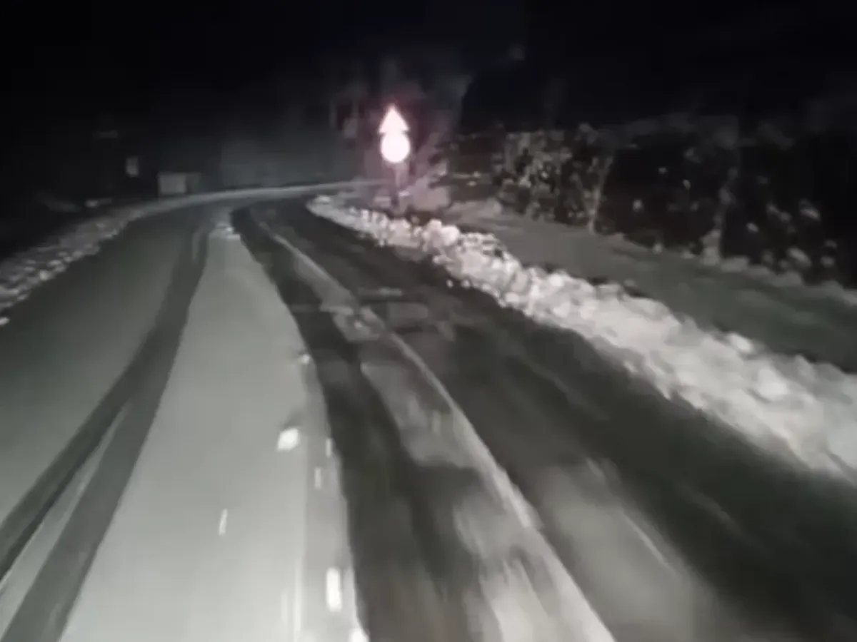 Ninsori și temperaturi scăzute la altitudini mari. Șoselele sunt curățate miercuri dimineață cu utilaje