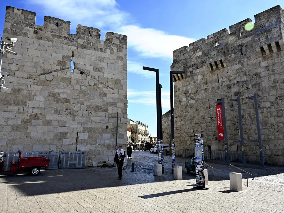 Israelul închide şcolile şi interzice adunările publice, în timp ce Iranul lansează rachete