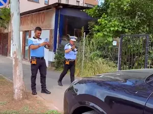 Poliția Locală Sector 1 este în proces de digitalizare, iar câteva echipaje deja au primit dispozitivele pentru sancționarea șoferilor care parchează neregulementar - Foto: captură video