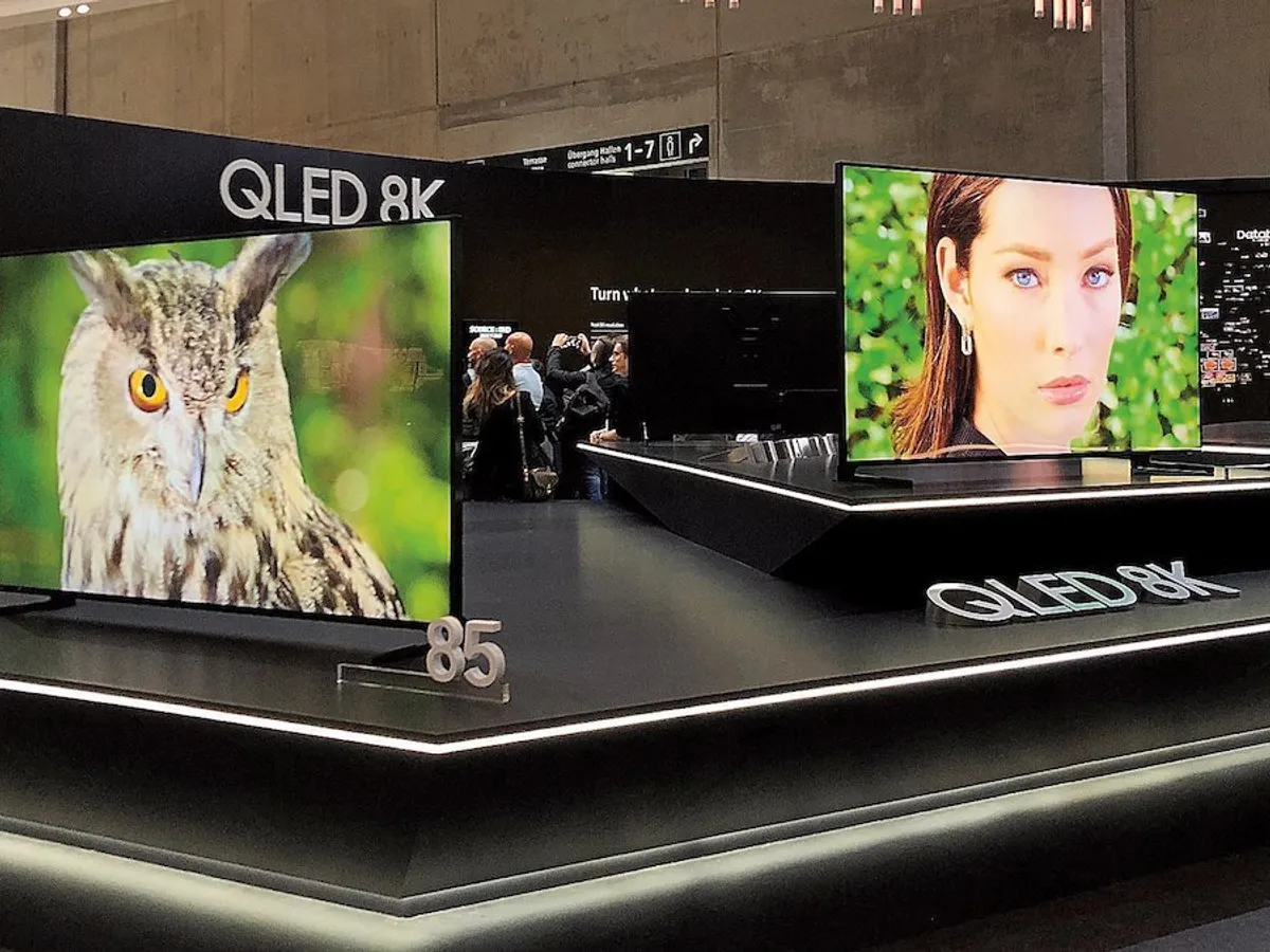Samsung a tras toate privirile cu modelul Q900R, cu ecran QLED de, atenție, 85 de inch