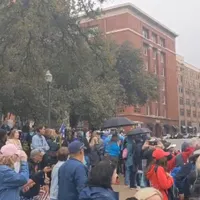 Membrii QAnon s-au strâns la Daley Plaza din Dallas, unde a fost împușcat JFK în 1963. FOTO: Captură video
