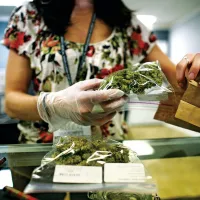 BANII SCHIMBĂ TOT. Un vânzător al Good Meds, un centru  pentru canabis  medicinal din  Lakewood, Colorado. Vânzările au ajuns la 9 miliarde de dolari în SUA în 2017 și ar putea crește până la  21 miliarde de dolari până în 2021