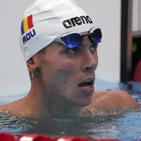 Înotătorul David Popovici, premiat de ministrul Educaţiei, Sorin Cîmpeanu. / Foto: eurosport.ro