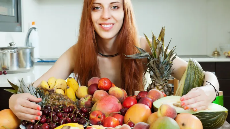 Femeie frumoasă care spală fructe și legume - Foto: Freepik (imagine cu rol ilustrativ)