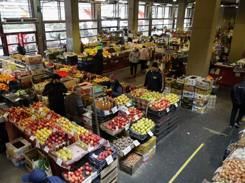 Jurnalistă britanică, uimită de abundența de legume din Piața Obor - Foto: INQUAM Photos/ Octav Ganea