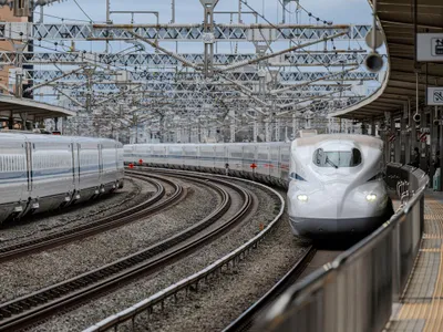 Trenuri Tokaido Shinkansen, seria N700, în stația Hamamatsu, din Prefectura Shizuoka, Japonia - Foto: Profimedia Images