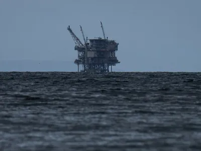 Platformă de foraj petrol şi gaze din faţa localităţii Goleta, California - Foto: Profimedia Images (Imagine cu caracter ilustrativ)