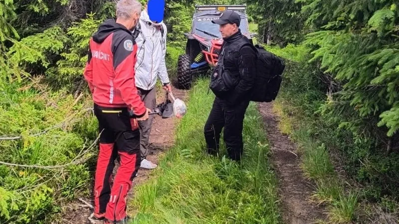 Trei bărbați din Ucraina, salvați de pe munte de Salvamont Maramureș - Foto: Salvamont Maramures