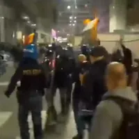 Ciocniri între forțele de ordine și anti-vacciniști, la Milano. FOTO: Captură video