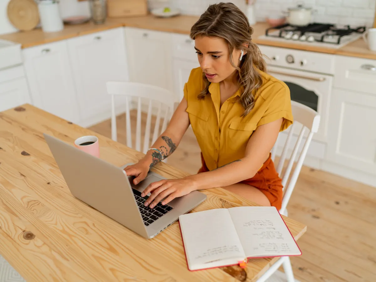 Părinții copiilor cu handicap au dreptul la 8 zile pe lună de telemuncă. Ce să faci dacă angajatorul te refuză