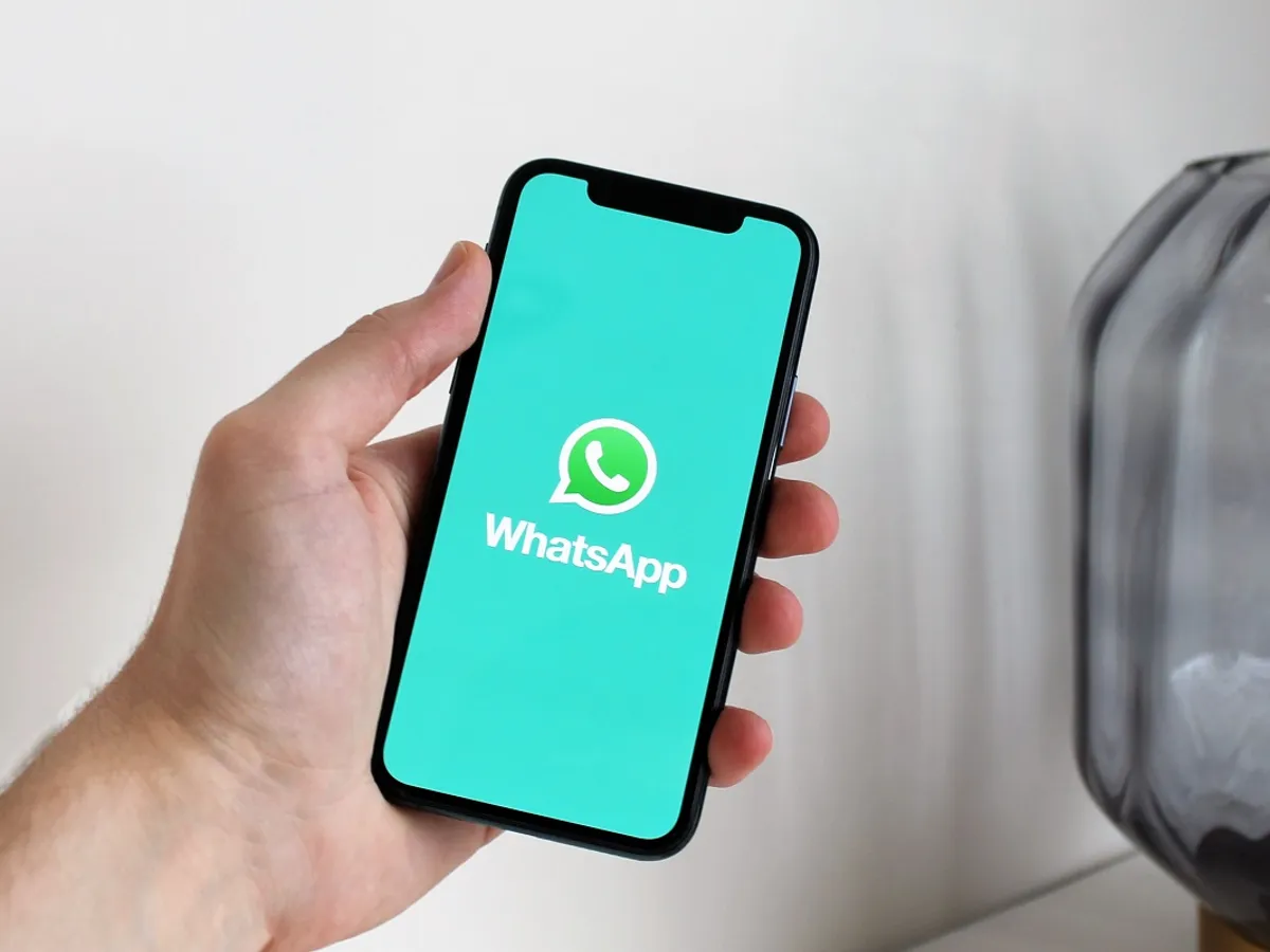 Pericolul de la WhatsApp. A descărcat o aplicație primită pe „cel mai sigur chat” și a rămas fără 119.000 lei
