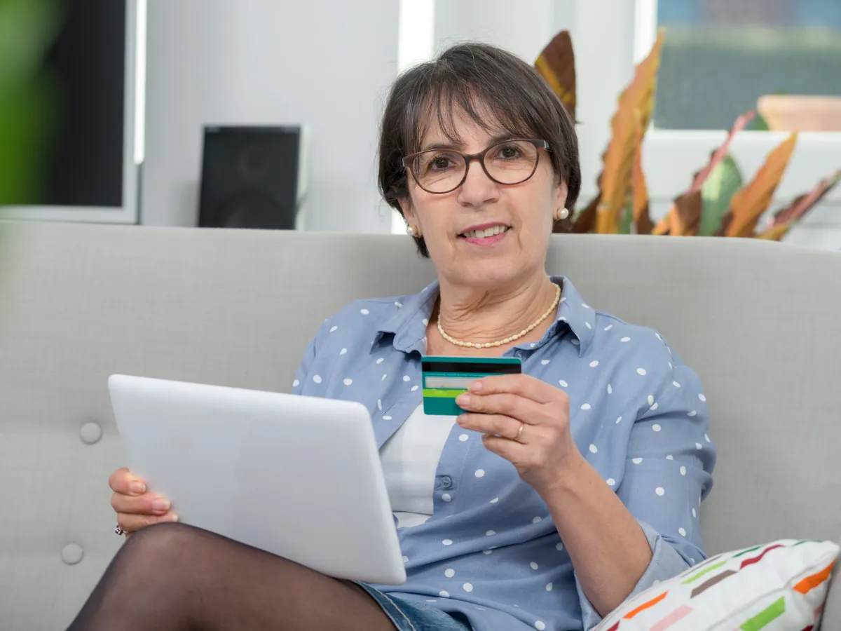 La ce bănci au intrat deja pensiile pe card? Când virează banii CEC, ING, BCR, BRD, Transilvania, Raiffeisen?