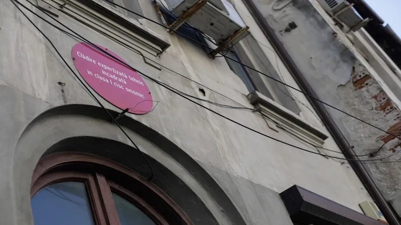 Situaţie gravă în Bucureşti. Capitala nu are nici măcar evidenţa a ceea ce este consolidat seismic - Foto: Inquam Photos / George Călin